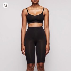 SKIMS Sculpting Short Above the Knee With Open Gusset in Onyx | Size XXS/XS